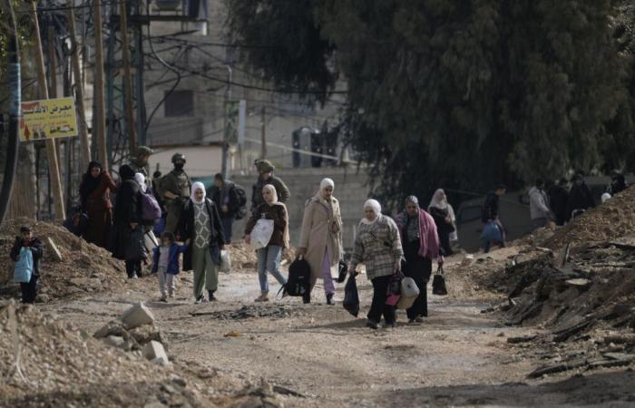 Centinaia di palestinesi lasciano Jenin, in Cisgiordania, nel terzo giorno di operazioni israeliane