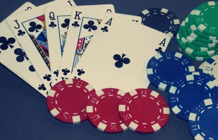 un uomo vince il jackpot del poker online, lo stesso giorno del suo licenziamento: News