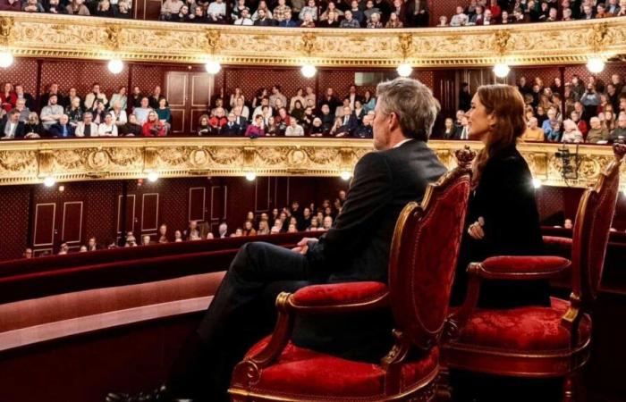 Il re Federico e la regina Maria occupano il palco reale per la loro prima rappresentazione al Teatro reale danese