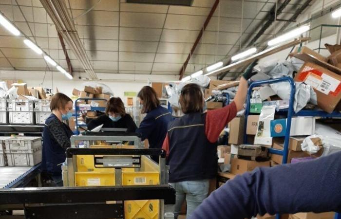 la posta si accumula presso il centro di smistamento La Poste in Gironda