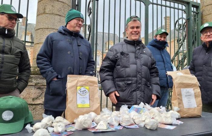 Assimilati ai commercianti dell’OFB, i contadini dell’Orne offrono sacchi di farina per strada