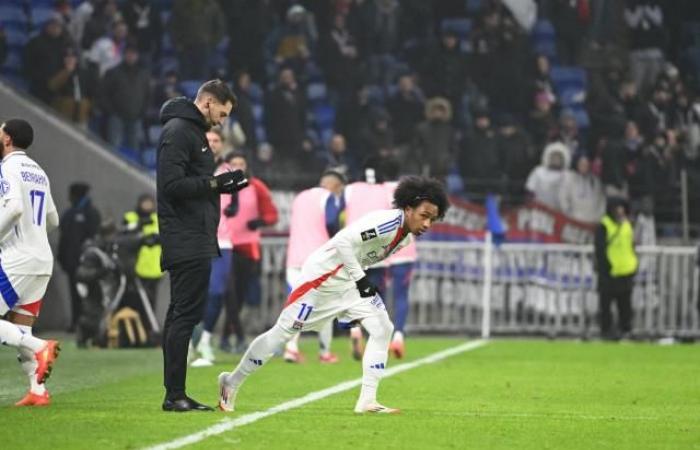 L’esterno dell’OL Malick Fofana esce infortunato contro il Fenerbahçe in Europa League