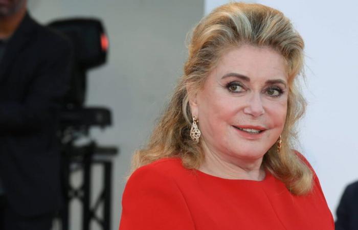 A 81 anni, Catherine Deneuve indossa i suoi capelli bianchi con una classe senza pari