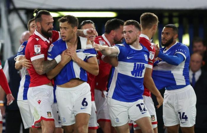 All’interno della partita più sfavillante del calcio, i milionari proprietari di Hollywood e le icone dello sport si affrontano a Wrexham vs Birmingham