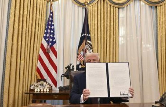 Donald Trump firma l’ordine esecutivo per declassificare gli archivi sugli omicidi di “JFK” e Martin Luther King