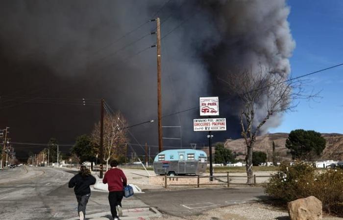 immagini del nuovo violento incendio nella zona nord della città, migliaia di residenti evacuati