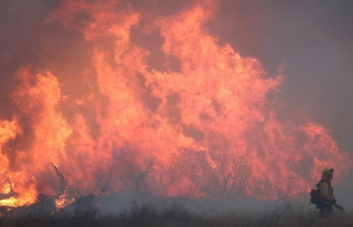 immagini del nuovo violento incendio nella zona nord della città, migliaia di residenti evacuati