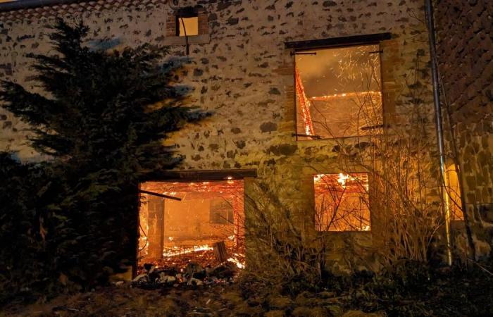 Violento incendio notturno scoppiato in una fattoria in questo comune dell’Alta Loira