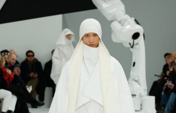 Il volo degli uomini di Issey Miyake nella sfilata Autunno-Inverno 2025-2026