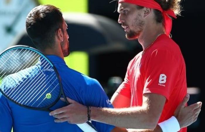 Il ritiro di Djokovic manda Zverev alla finale dell’AO 2025