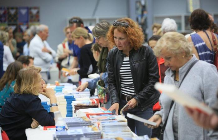 Una fiera del 1 ° libro dedicato agli autori di Haut var