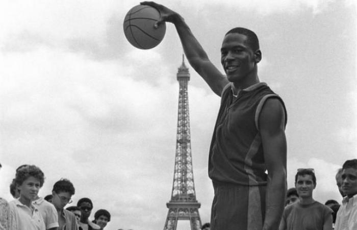 Dalla Giordania a Wembanyama, le foto più belle delle stelle dell’NBA davanti alla Torre Eiffel