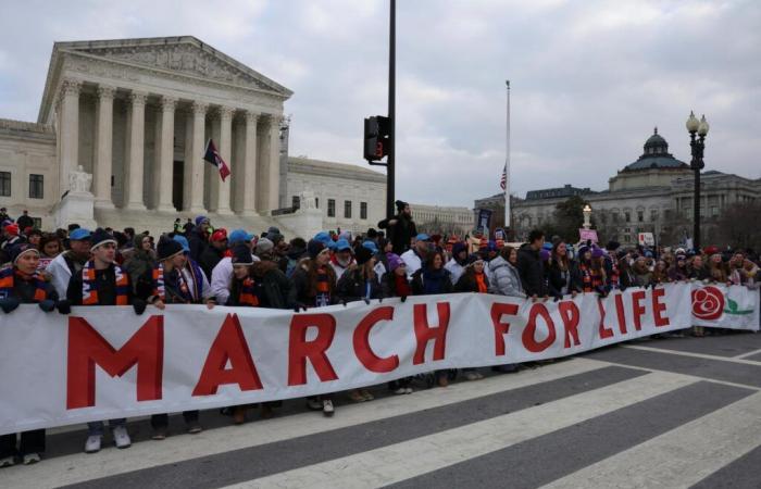 Decine di migliaia di attivisti anti-aborto marciano a Washington, accolti da Donald Trump