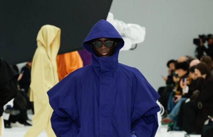 Il volo degli uomini di Issey Miyake nella sfilata Autunno-Inverno 2025-2026