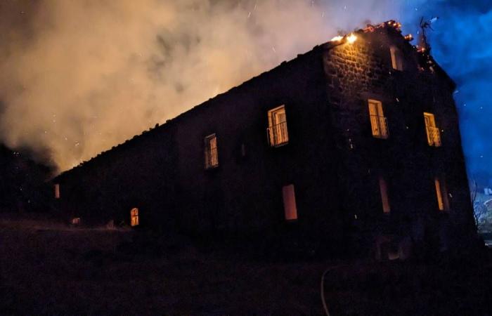 Violento incendio notturno scoppiato in una fattoria in questo comune dell’Alta Loira