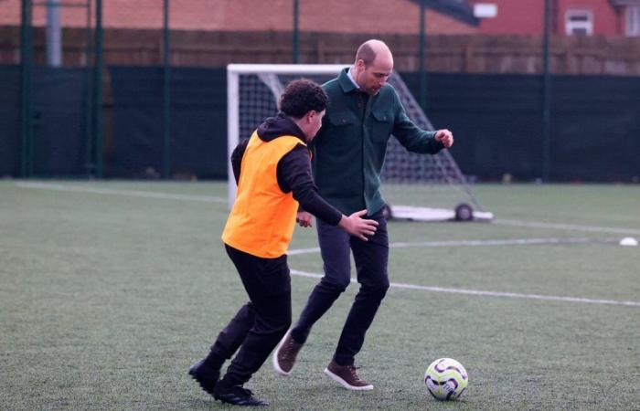 A Liverpool, il principe William conferma la sua passione per il calcio con il giovane inglese