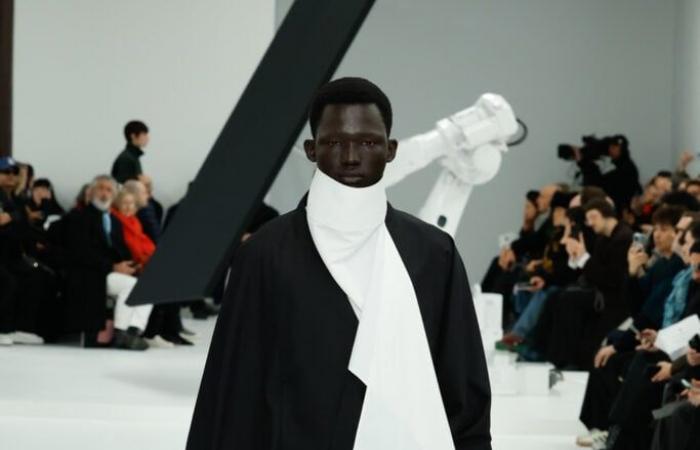 Il volo degli uomini di Issey Miyake nella sfilata Autunno-Inverno 2025-2026