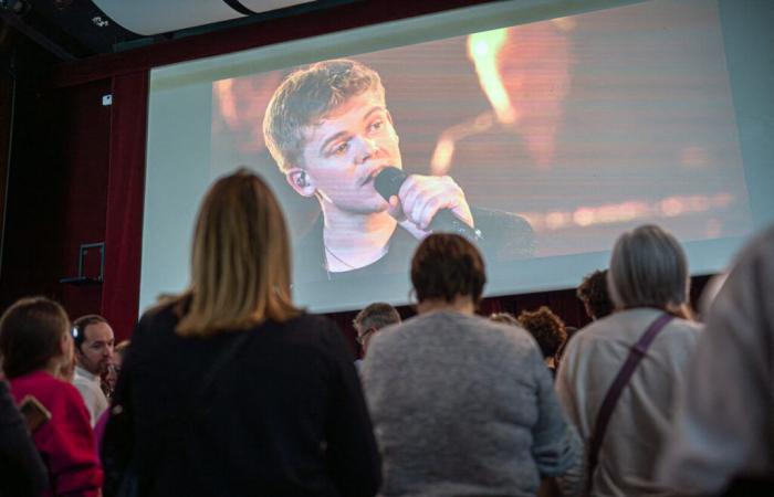 Dopo aver lasciato la Star Academy, Charles torna per una serata a Pléneuf-Val-André per i suoi fan