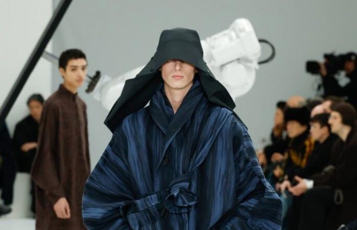 Il volo degli uomini di Issey Miyake nella sfilata Autunno-Inverno 2025-2026