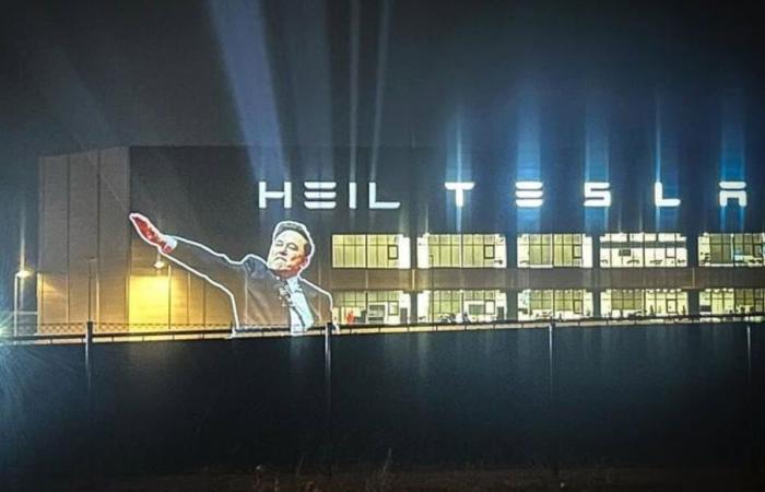 “Heil Tesla” … il saluto nazista di Musk proiettato su una fabbrica di Tesla a Berlino