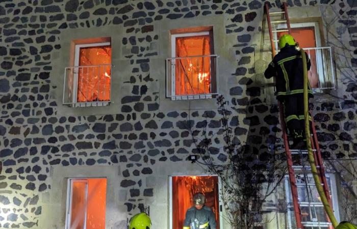 Violento incendio notturno scoppiato in una fattoria in questo comune dell’Alta Loira