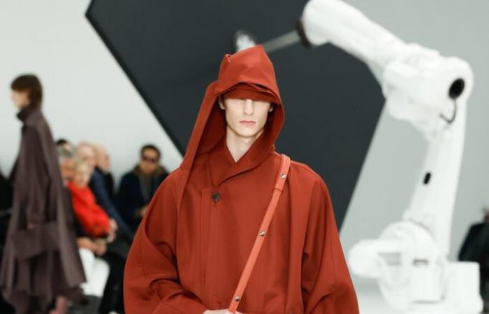 Il volo degli uomini di Issey Miyake nella sfilata Autunno-Inverno 2025-2026