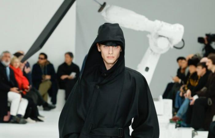 Il volo degli uomini di Issey Miyake nella sfilata Autunno-Inverno 2025-2026