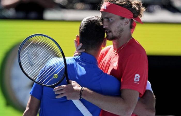 Djokovic lancia nell’asciugamano, la prima finale per Zverev