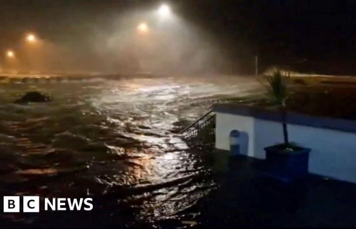 Le riprese delle telecamere a circuito chiuso mostrano inondazioni fuori dall’acquario di Galway