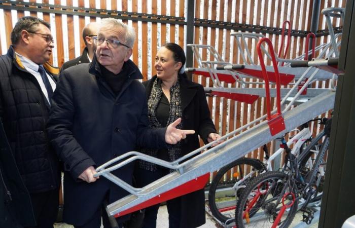 Il primo autobus retrofit in Indre-Et-Loire e un rifugio per biciclette sicuro è inaugurato a Langeais