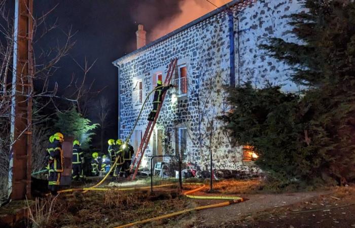 Violento incendio notturno scoppiato in una fattoria in questo comune dell’Alta Loira