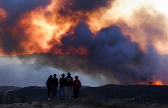 I vigili del fuoco riprendono il sopravvento sull’incendio