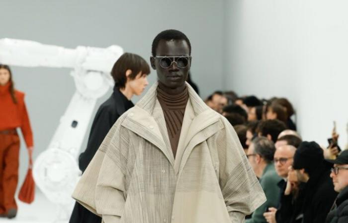 Il volo degli uomini di Issey Miyake nella sfilata Autunno-Inverno 2025-2026