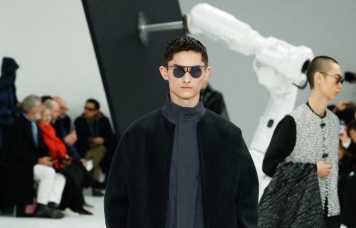 Il volo degli uomini di Issey Miyake nella sfilata Autunno-Inverno 2025-2026