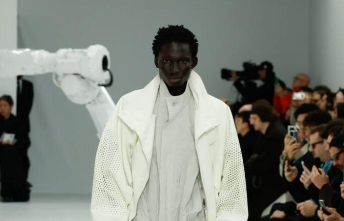 Il volo degli uomini di Issey Miyake nella sfilata Autunno-Inverno 2025-2026