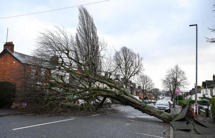 La tempesta Éowyn sta attualmente chiedendo due vite, venti record di 184 chilometri orari misurati in Irlanda