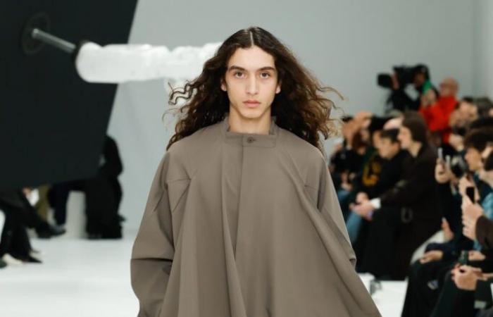 Il volo degli uomini di Issey Miyake nella sfilata Autunno-Inverno 2025-2026