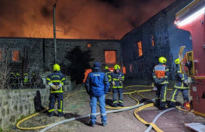 Violento incendio notturno scoppiato in una fattoria in questo comune dell’Alta Loira