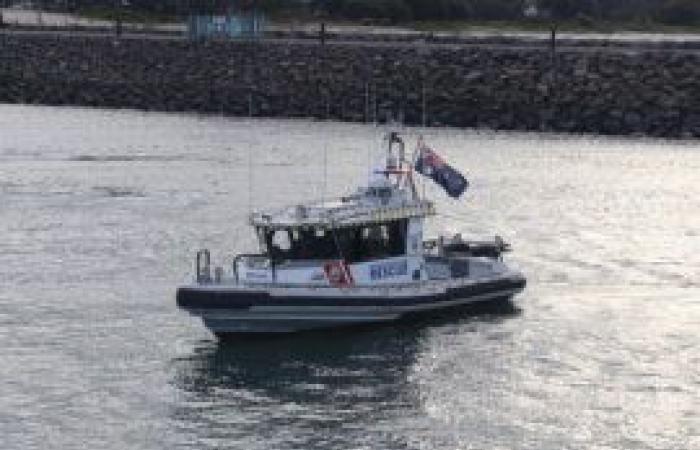 I volontari marittimi del Nuovo Galles del Nuovo Galles del Sud restituiscono in sicurezza cinque persone a terra dopo che la loro nave si è messa a terra sul fiume Karuah