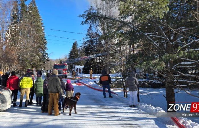 Un grande incendio si infuria in lac-beauport