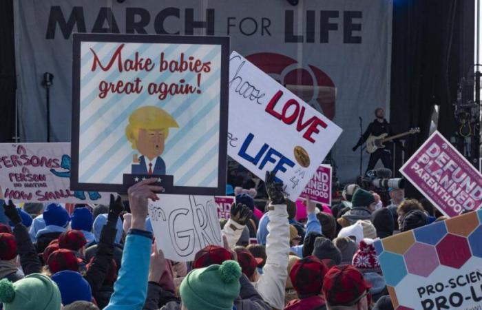 Trump prende misure anti-aborto, migliaia di manifestanti anti-aborto a Washington