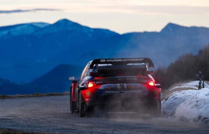 Adrien Fourmaux va avanti mentre Ogier rimane costante alla manifestazione di Monte-Carlo.