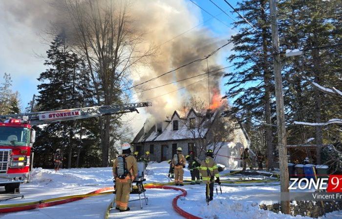 Un grande incendio si infuria in lac-beauport