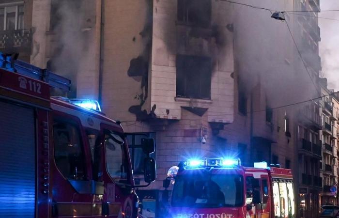 Esplosione devastante nel centro di Budapest, diversi feriti, 40 pompieri contro le fiamme – foto, aggiornate