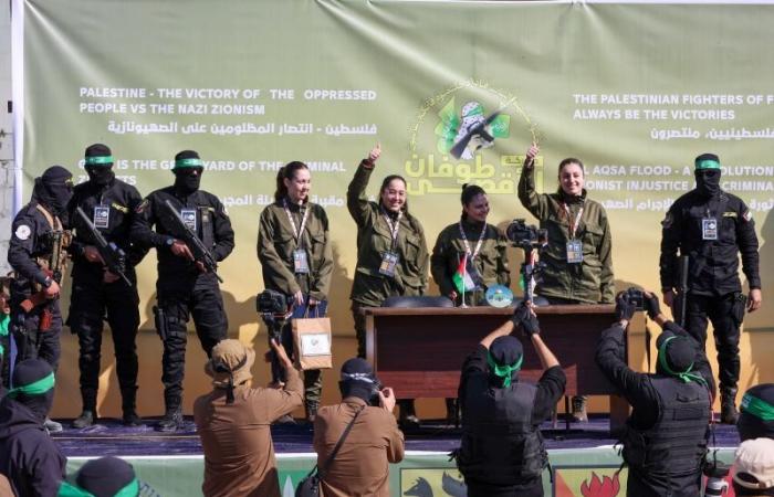 Hamas mette in scena la liberazione degli ostaggi israeliani