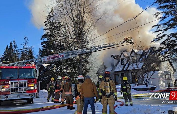 Un grande incendio si infuria in lac-beauport