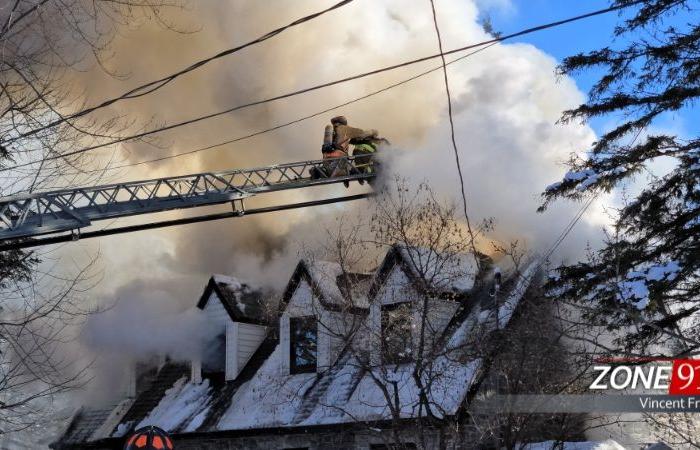 Un grande incendio si infuria in lac-beauport