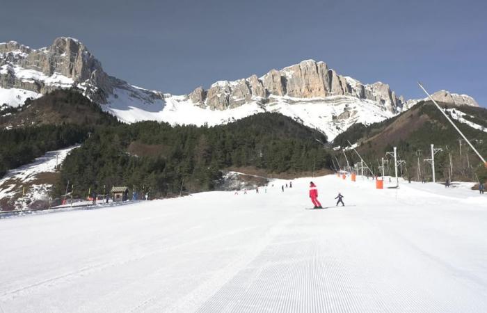 Il sindaco di una stazione sciistica prende un decreto… per costringere la neve a morire