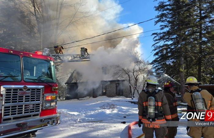 Un grande incendio si infuria in lac-beauport