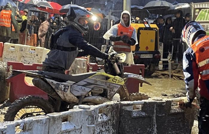 Fatto del giorno Alestem, un primo giorno inondato, con acqua e persone